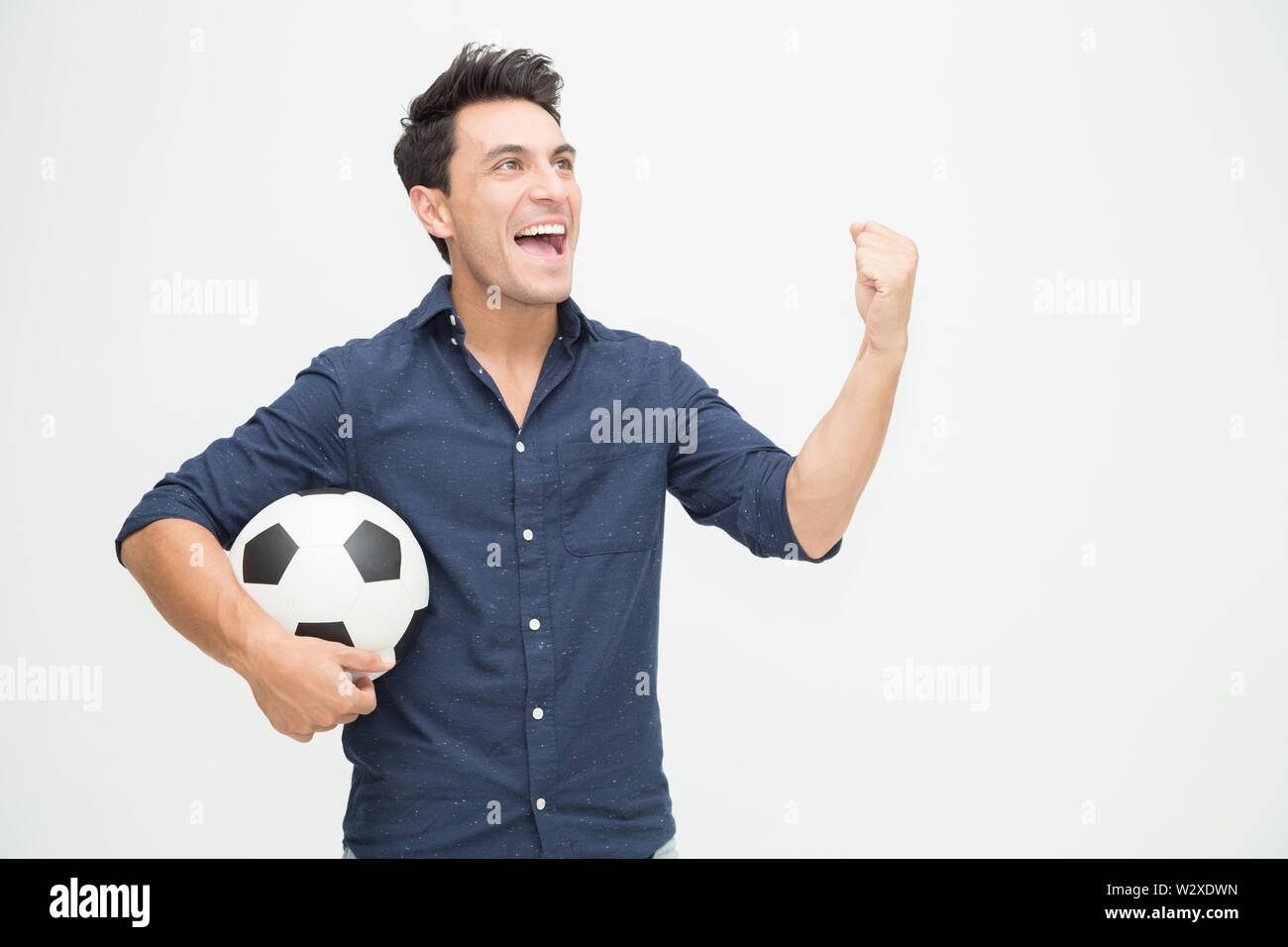 Jungen kaukasischen Mann, Fußball und Feiern mit Spaß auf weißem Hintergrund, Jubeln und aufgeregt Fußballfans Konzept Stockfoto