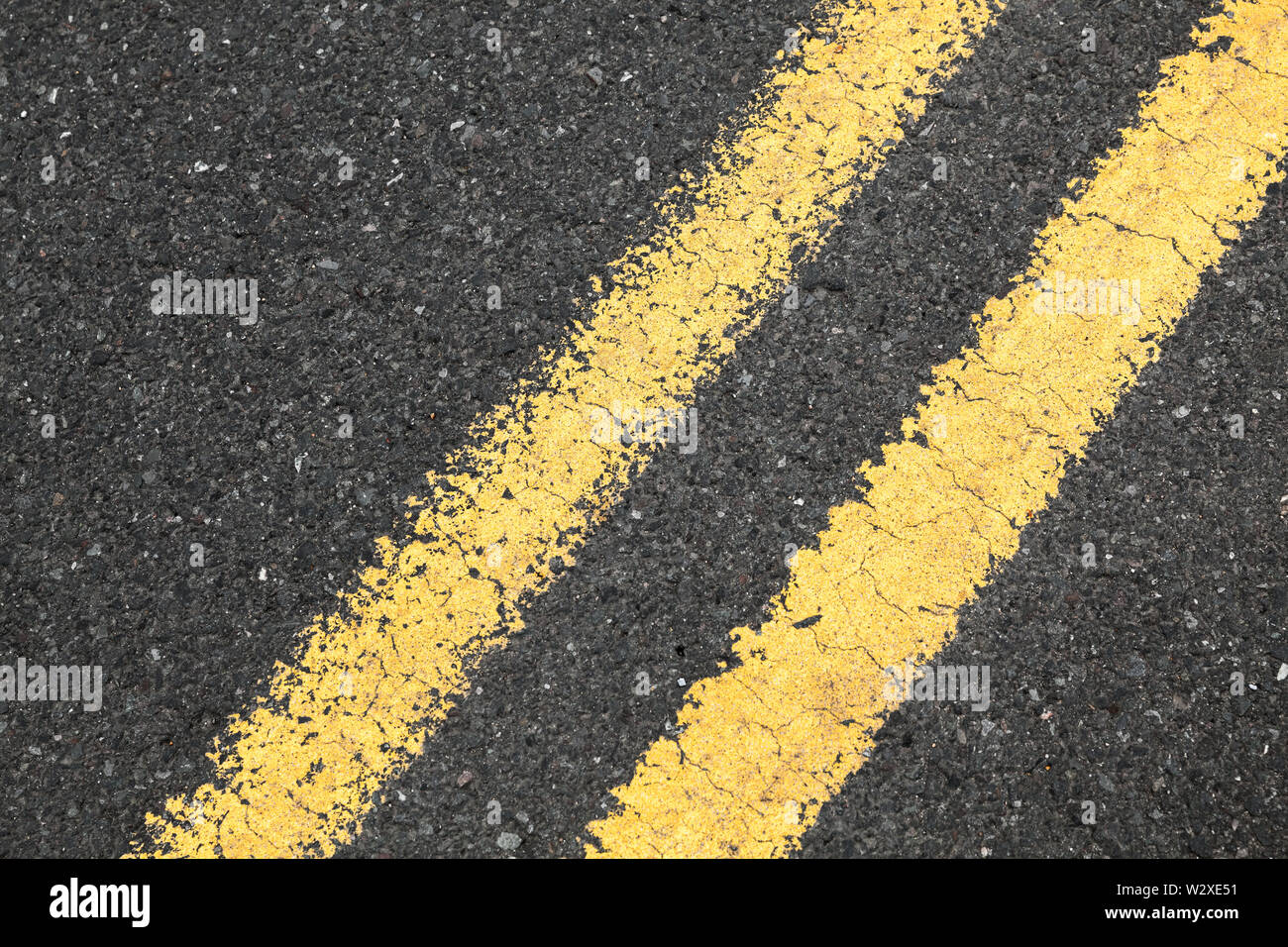 Asphaltstraße mit gelben Doppel Trennlinie. Transport Hintergrund Textur Stockfoto