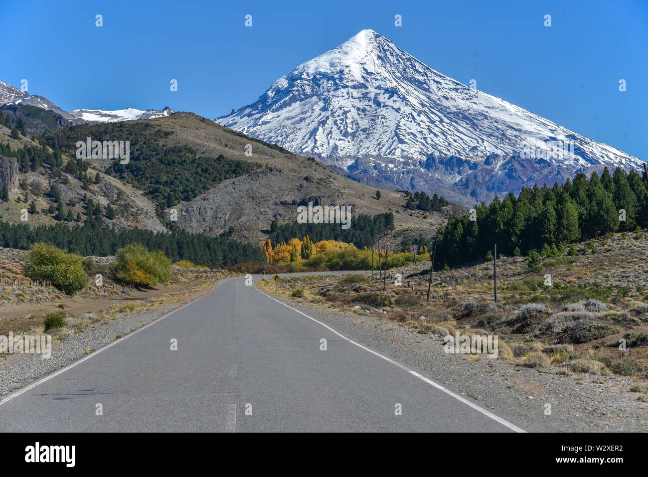 Straße mit schneebedeckten Vulkan Lanin, zwischen San Martin de los Andes und Pucon, Nationalpark Lanin, Patagonien, Argentinien Stockfoto