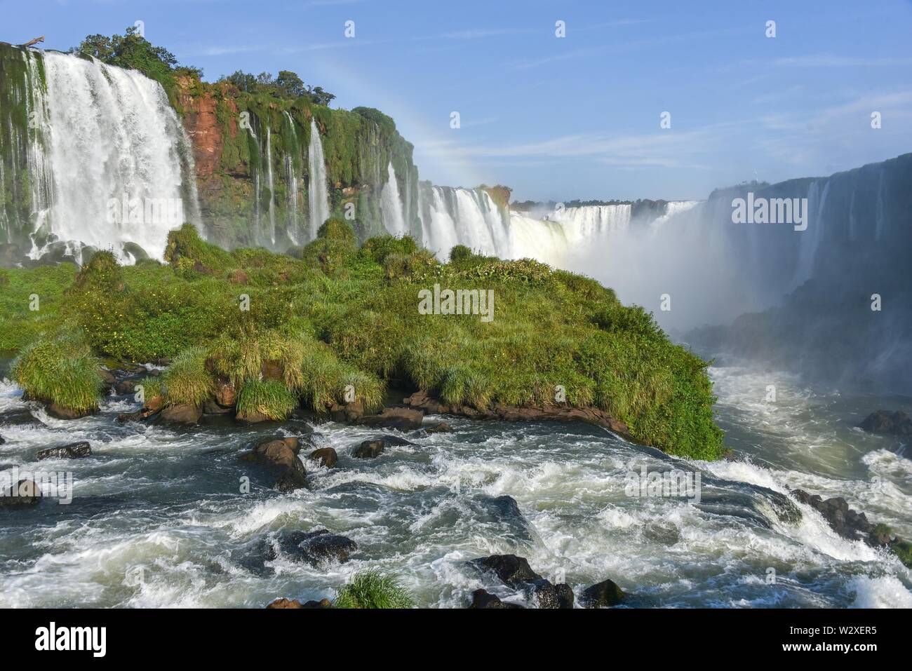 Blick vom Wasserfall Salto Santa Maria auf die Garganta del Diablo mit Regenbogen, Devil's Throat, Iguazu Wasserfälle, Puerto Iguazu, Grenze zu Brasilien Stockfoto