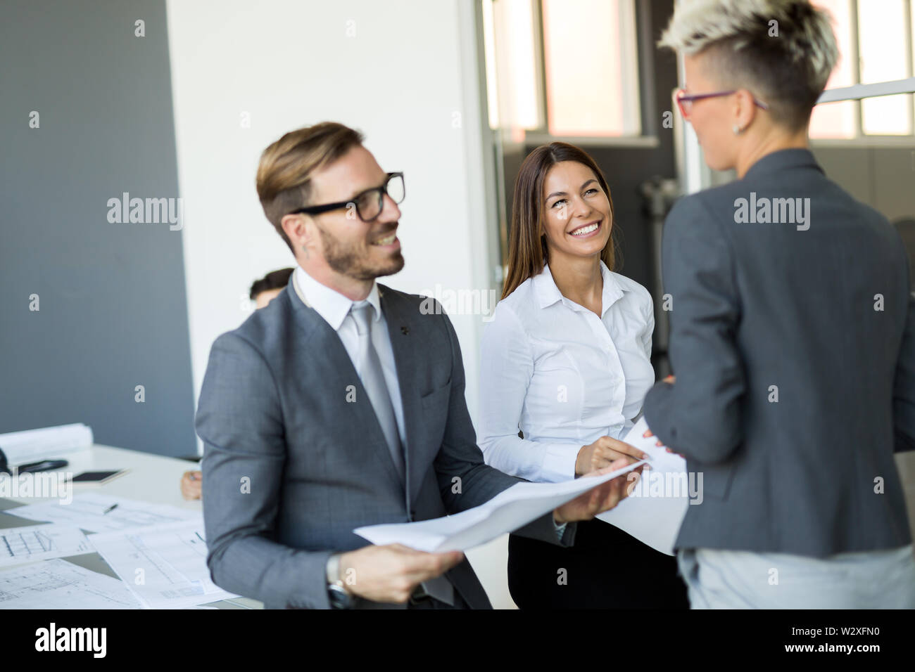 Bild von Kollegen sprechen in Office Stockfoto