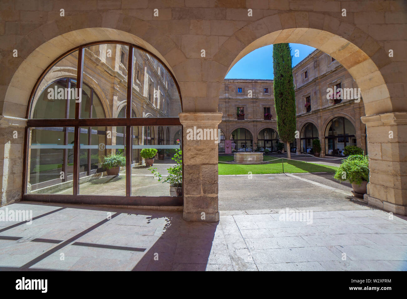 Leon, Spanien - 25. Juni 2019: Stiftskirche von San Isidoro, Leon, Spanien. Eingang Kreuzgang Stockfoto