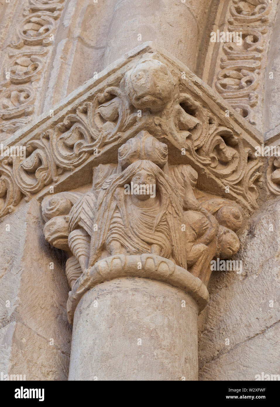 Die Basilika San Isidoro, Leon, Spanien. Hauptstadt mit harpy an der Tür von Lamm eingerichtet Stockfoto