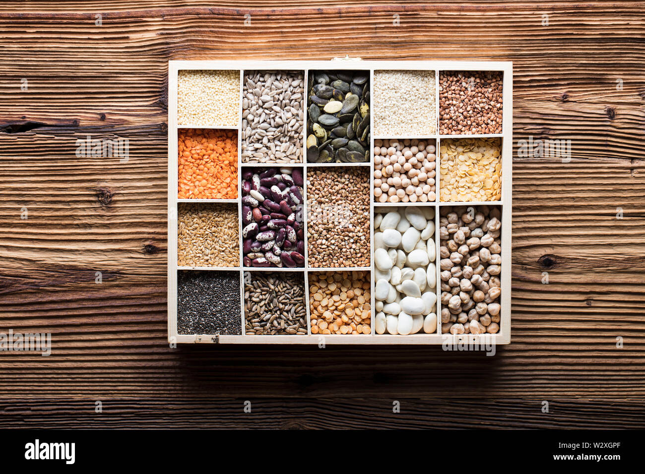 Gesunde Ernährung und Diät-Thema. Linsen, Erbsen, Bohnen, Protein Essen in Schüsseln, auf einem Holztisch. Ansicht von oben. Stockfoto