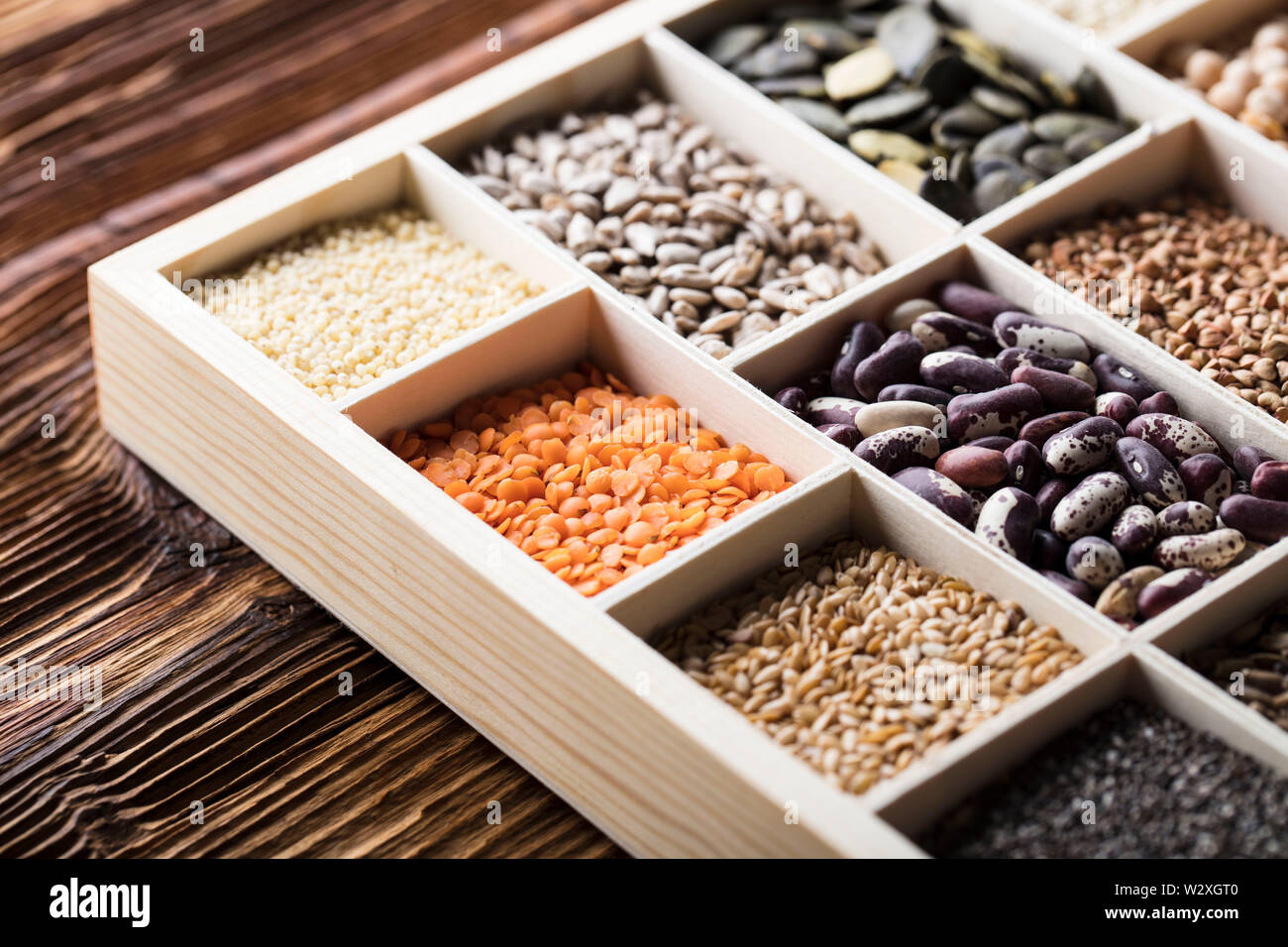 Gesunde Ernährung und Diät-Thema. Linsen, Erbsen, Bohnen, Protein Essen in Schüsseln, auf einem Holztisch. Ansicht von oben. Stockfoto