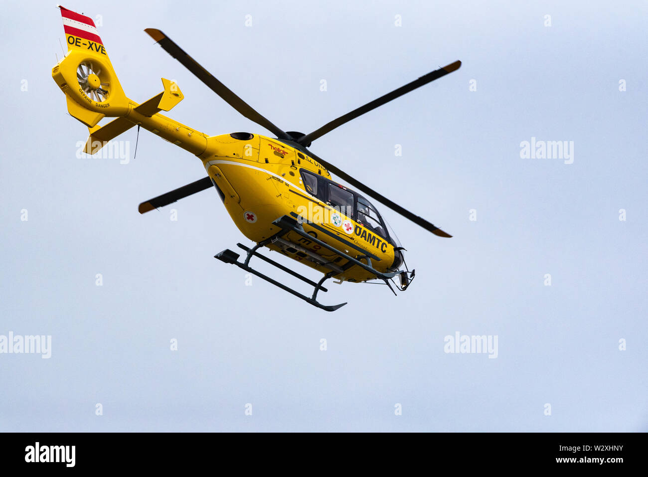 Graz, Österreich - 17. Juni 2019: Gelb Rettungshubschrauber, die nach der Intervention. OAMTC Rote Kreuz. Stockfoto