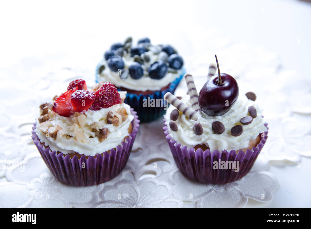 Leckere Muffins mit Beeren. Nach oben Erdbeere und Heidelbeere, Kirsche Stockfoto