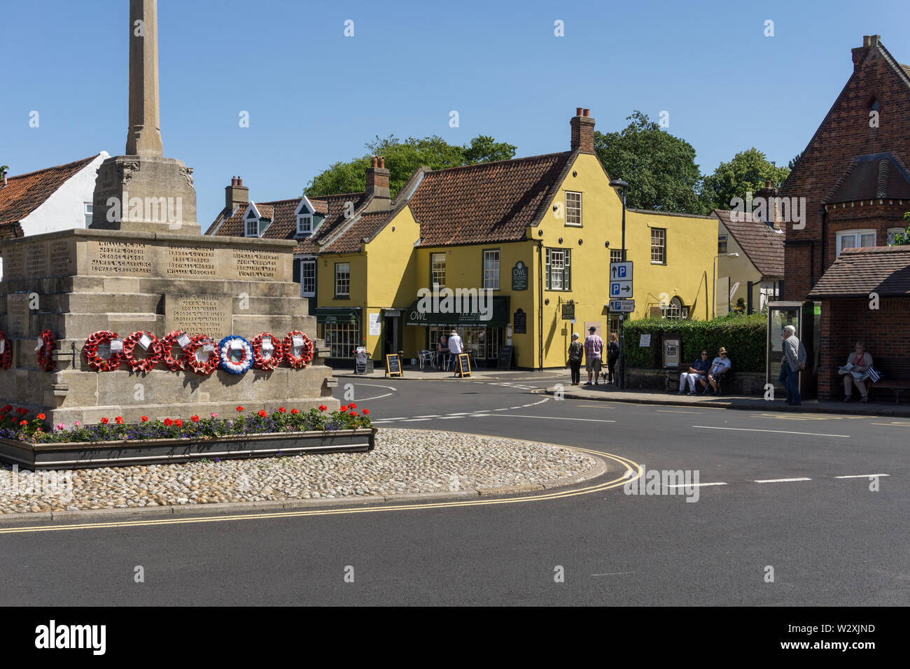 Ein Sommertag auf der High Street in der hübschen Marktstadt Holt, Norfolk, Großbritannien Stockfoto