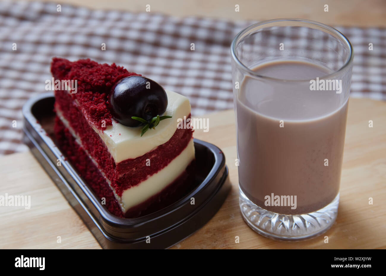Berry Kuchen mit Kakao trinken Stockfoto