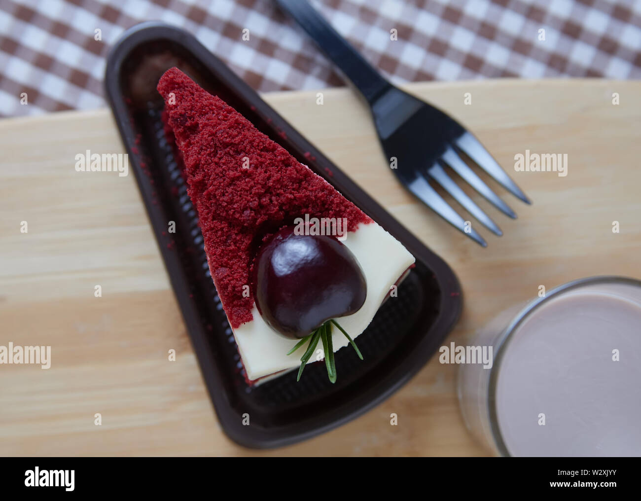 Berry Kuchen mit Kakao trinken Stockfoto