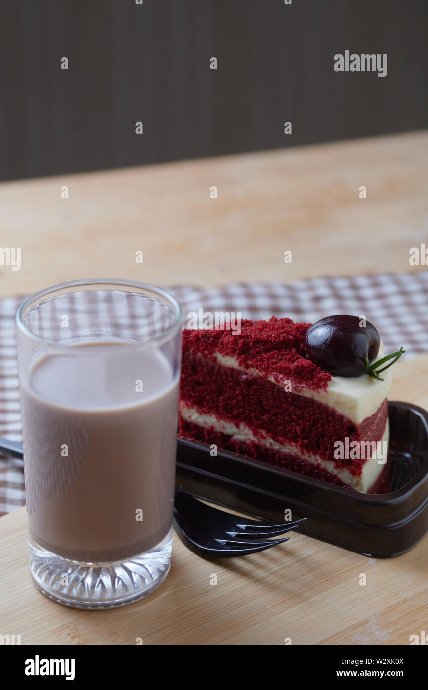 Berry Kuchen mit Kakao trinken Stockfoto