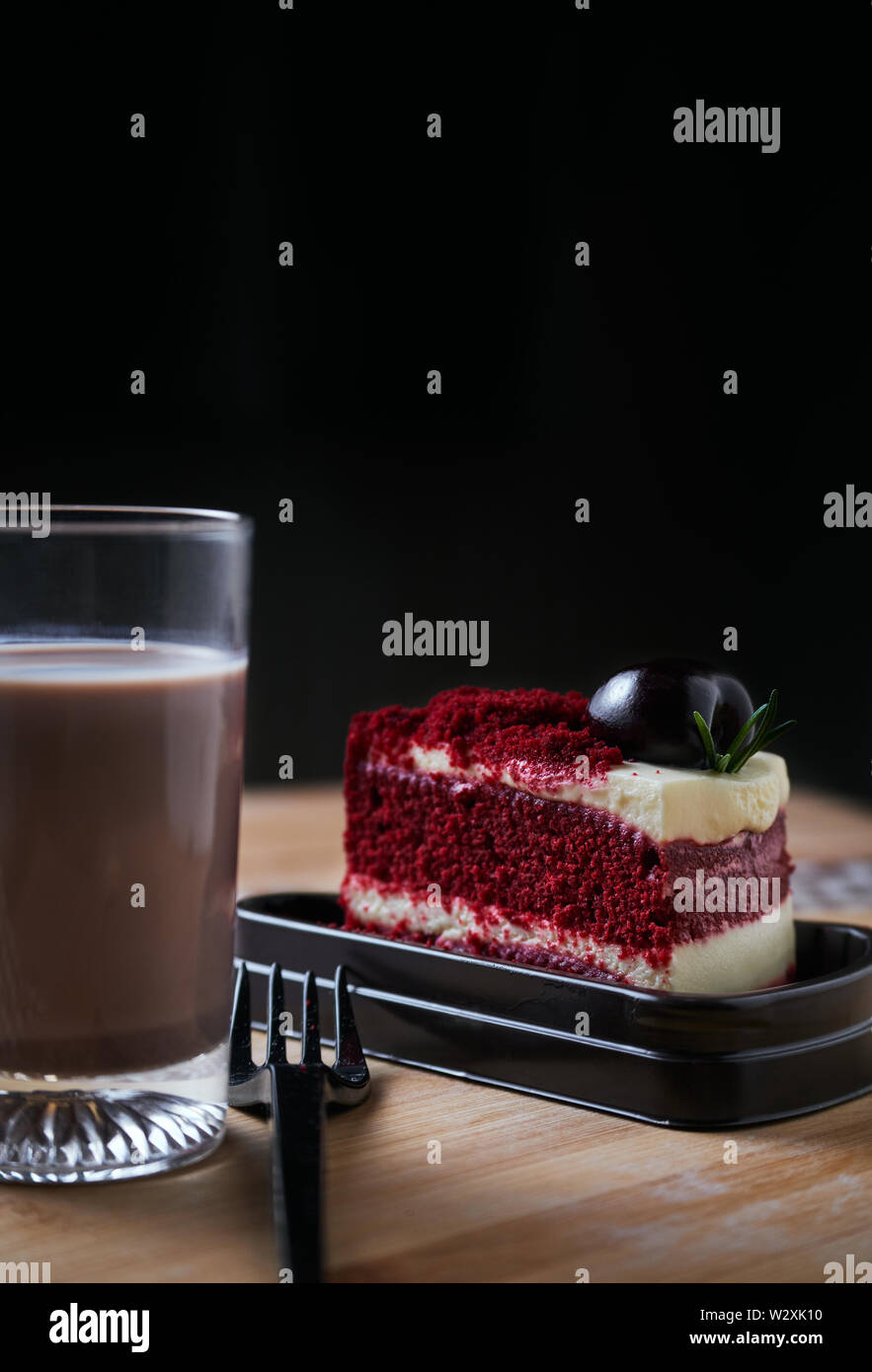 Berry Kuchen mit Kakao trinken Stockfoto