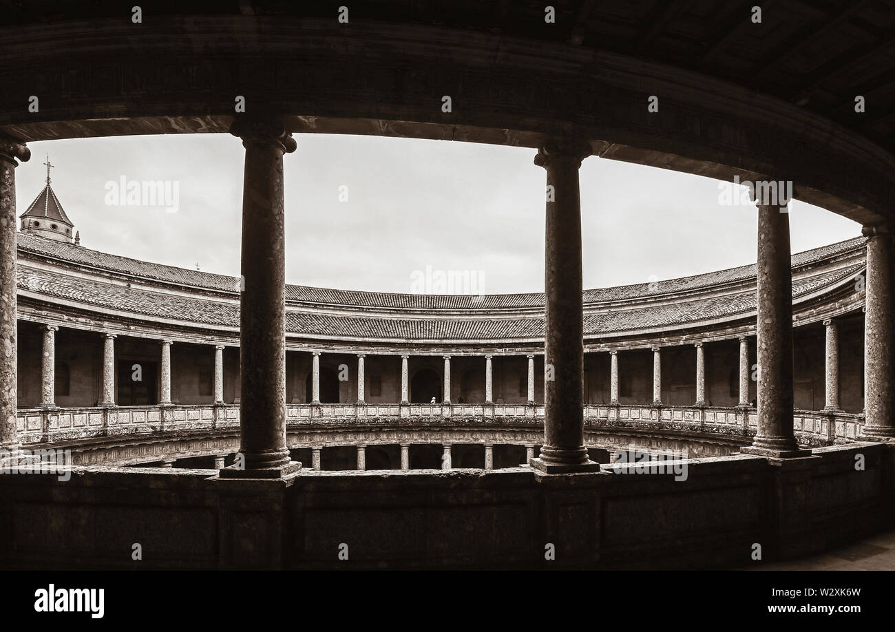 Die kreisförmige Innenhof des Palastes von Charles V, Granada, Granada Provinz, Andalusien, Südspanien. Stockfoto