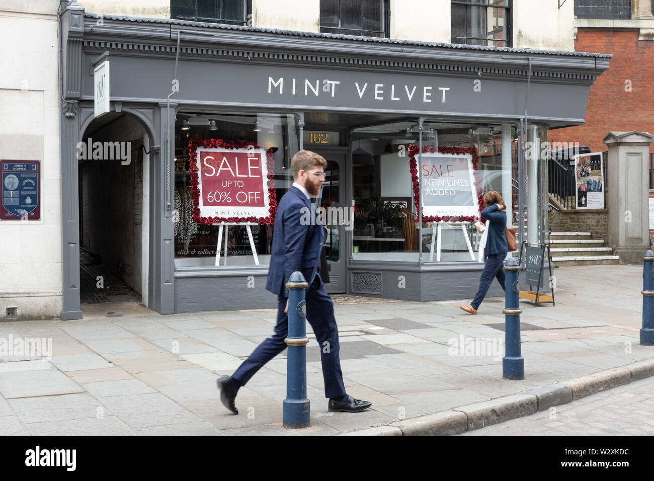 Mint samt Shop vorne, High Street Einzelhändler der Womenswear, Großbritannien Stockfoto