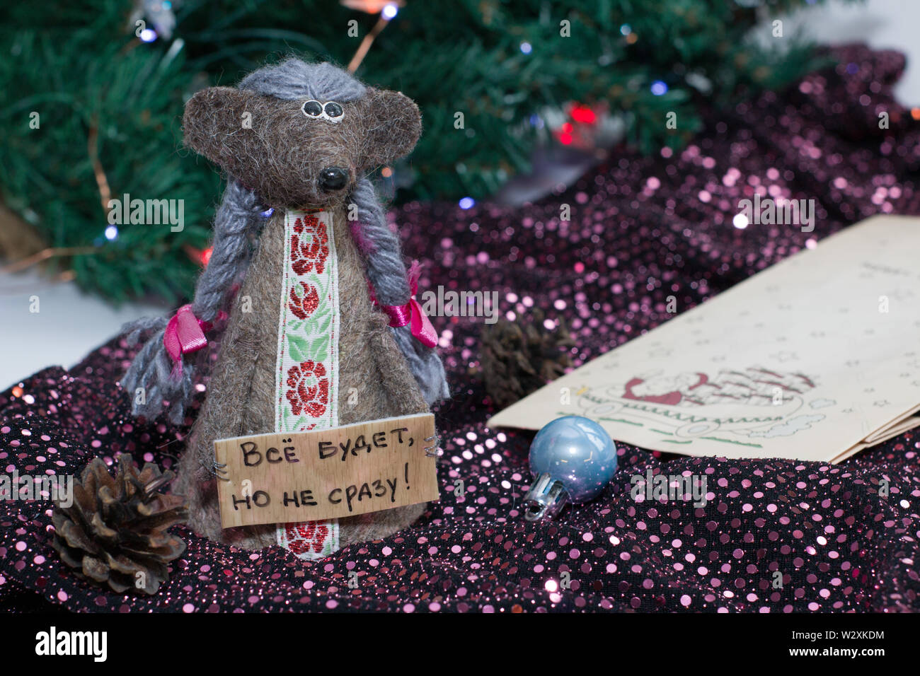 Neues Jahr Karte. Symbol für das Neue Jahr 2020 - Metall, silber Ratte. Süße Ratte mit Weihnachtsbaum dekoriert. Stockfoto