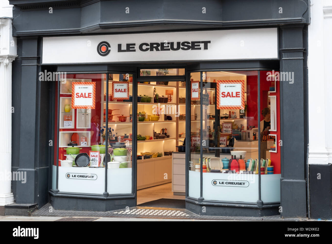 Le Creuset shop oder Geschäft vor, französischen Einzelhändler von Kochgeschirr, am besten bekannt für die bunten emailliertes Gusseisen Kochgeschirr, Großbritannien Stockfoto