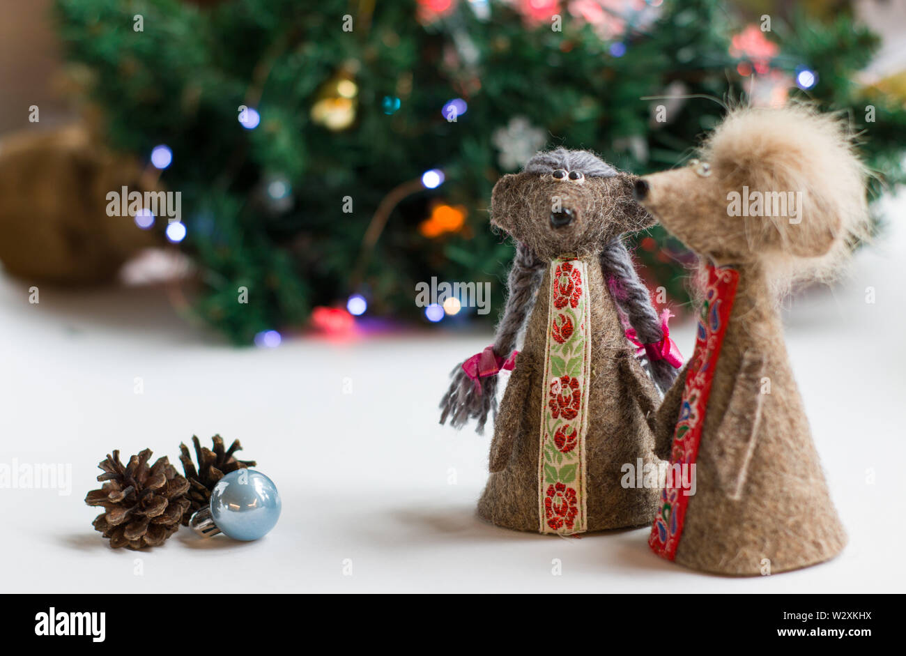 Neues Jahr Karte. Symbol für das Neue Jahr 2020 - Metall, silber Ratte. Süße Ratte mit Weihnachtsbaum dekoriert. Stockfoto
