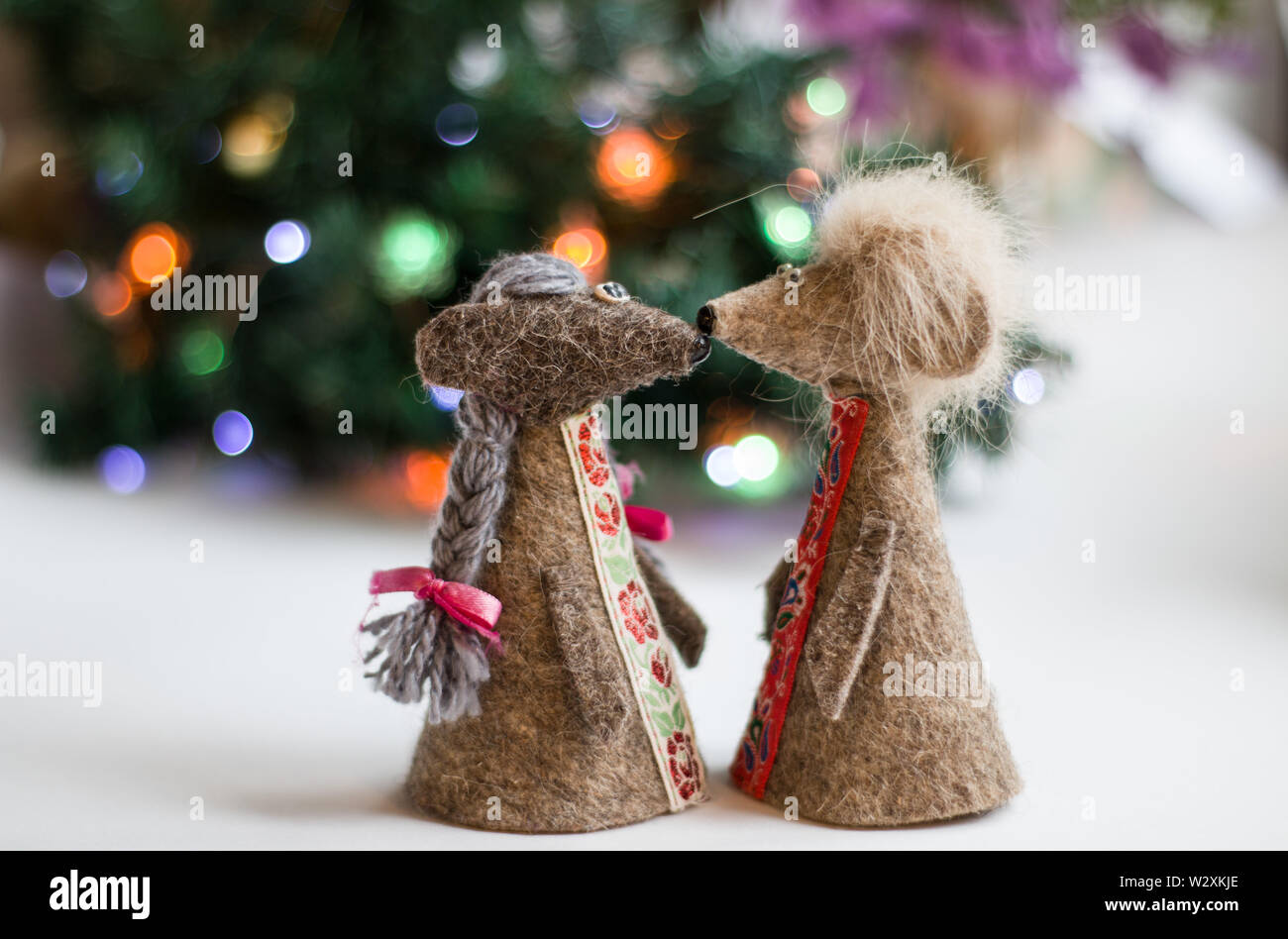 Neues Jahr Karte. Symbol für das Neue Jahr 2020 - Metall, silber Ratte. Süße Ratte mit Weihnachtsbaum dekoriert. Stockfoto