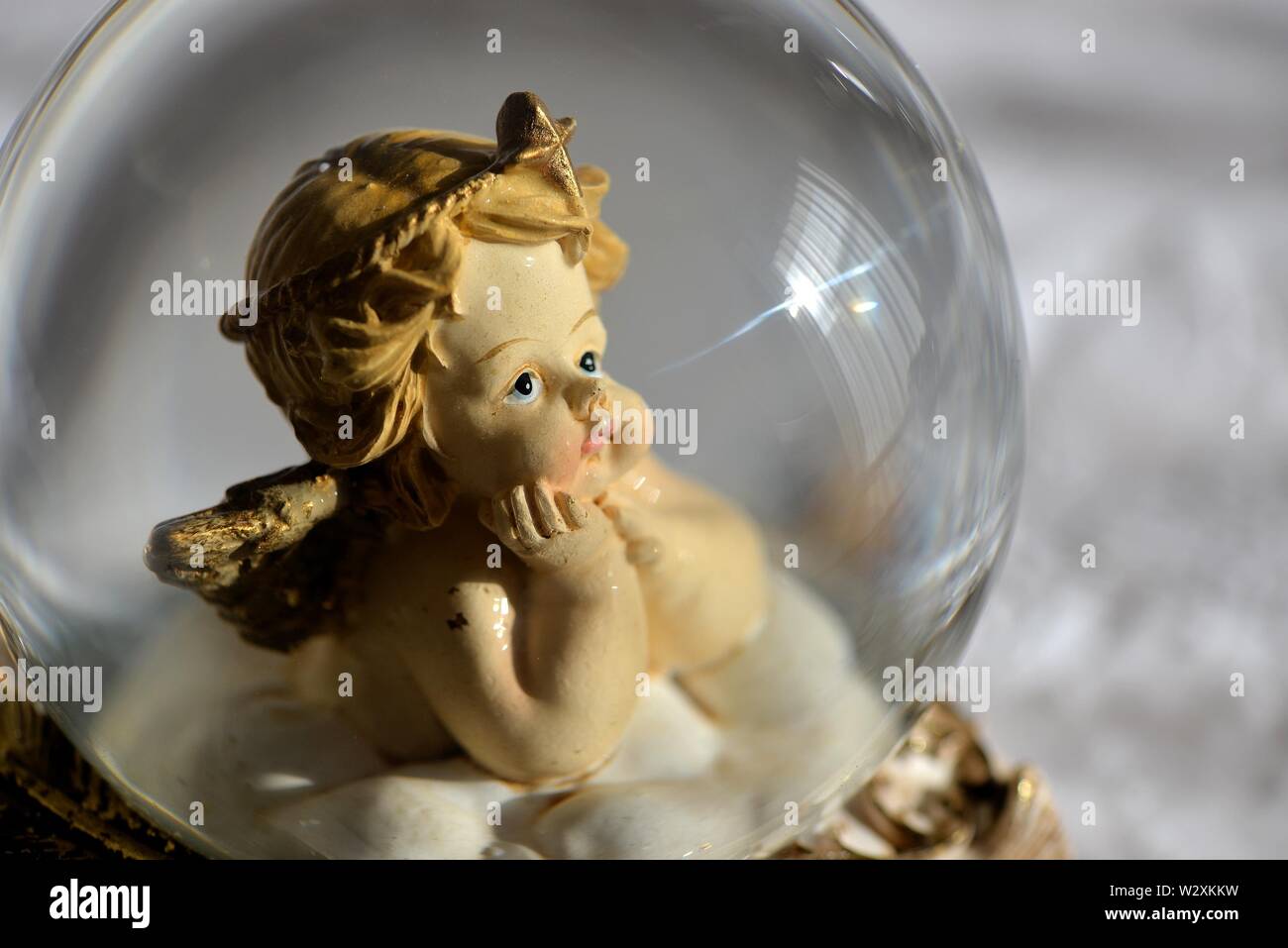 Kleine Engel in eine Kristallkugel. Stockfoto