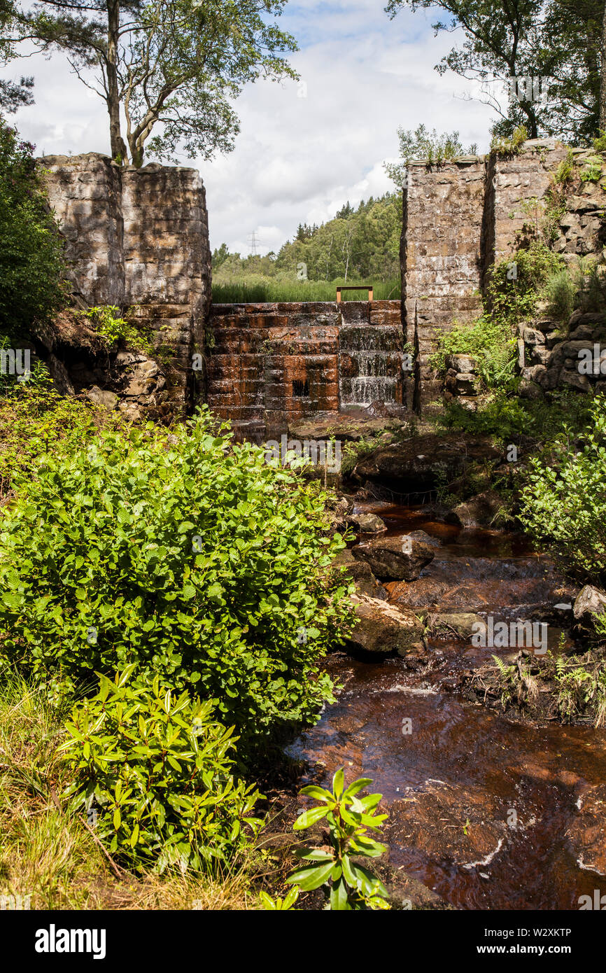 Ein Wasserfall und Stream in den Gärten und der Begründung Cragside House, Northumberland, England, Großbritannien Stockfoto