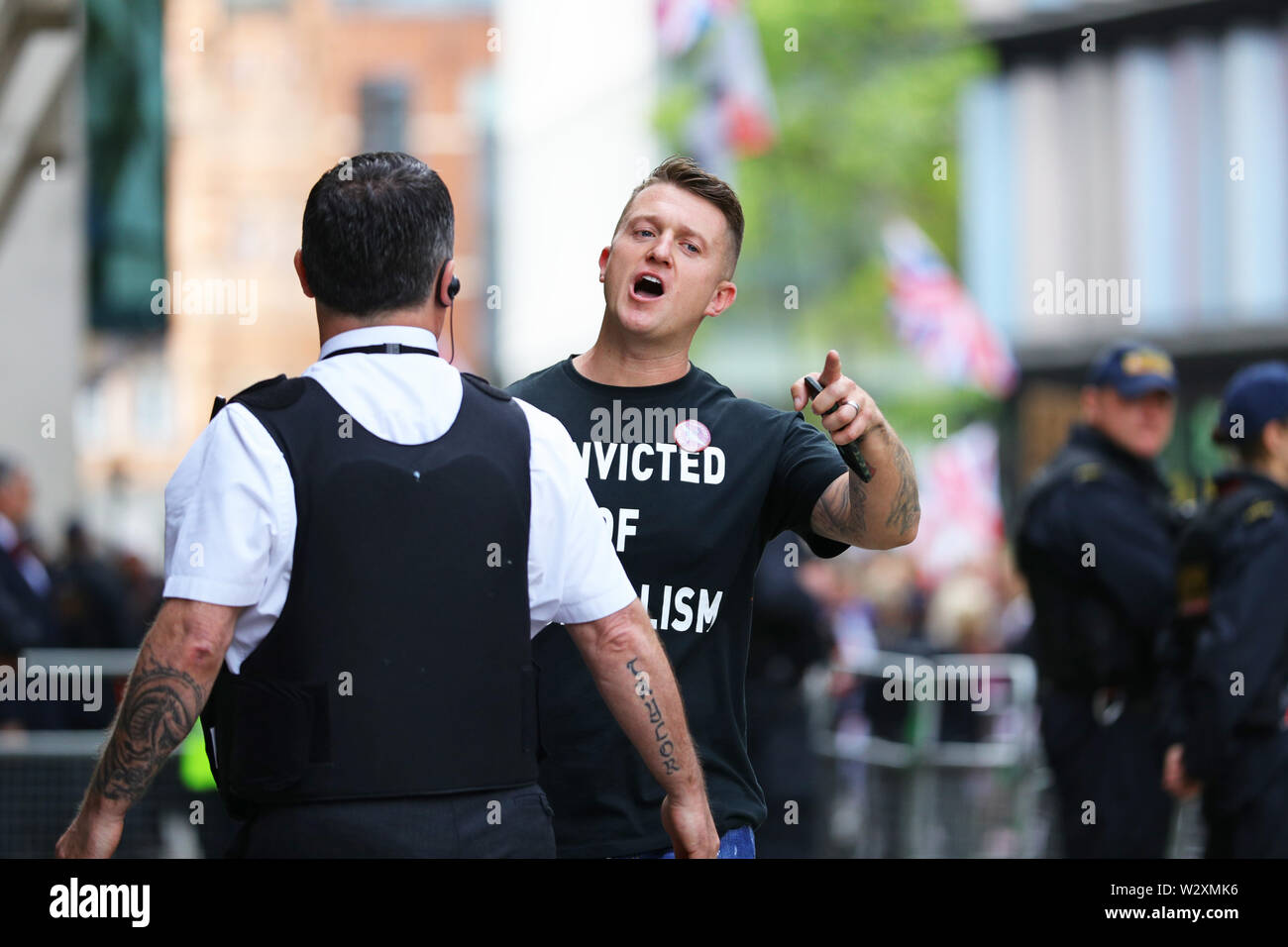 Tommy Robinson kommt für seine Verurteilung im Old Bailey, London. Stockfoto