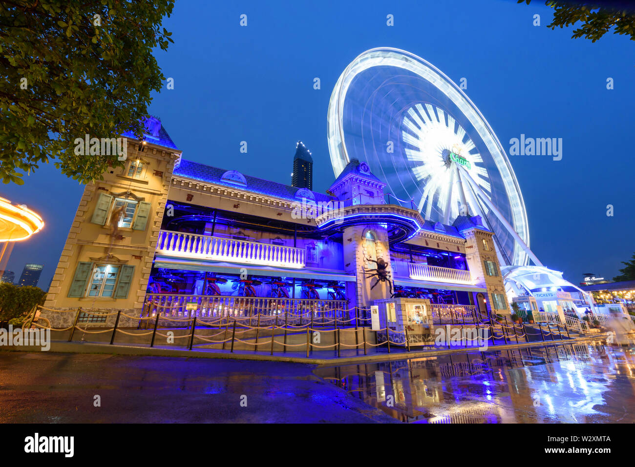 Bangkok, Thailand - 3 Juli, 2019: The Haunted House im Vergnügungspark in der Nacht von ASIATIQUE SUN der Riverfront Shopping Mall Stockfoto