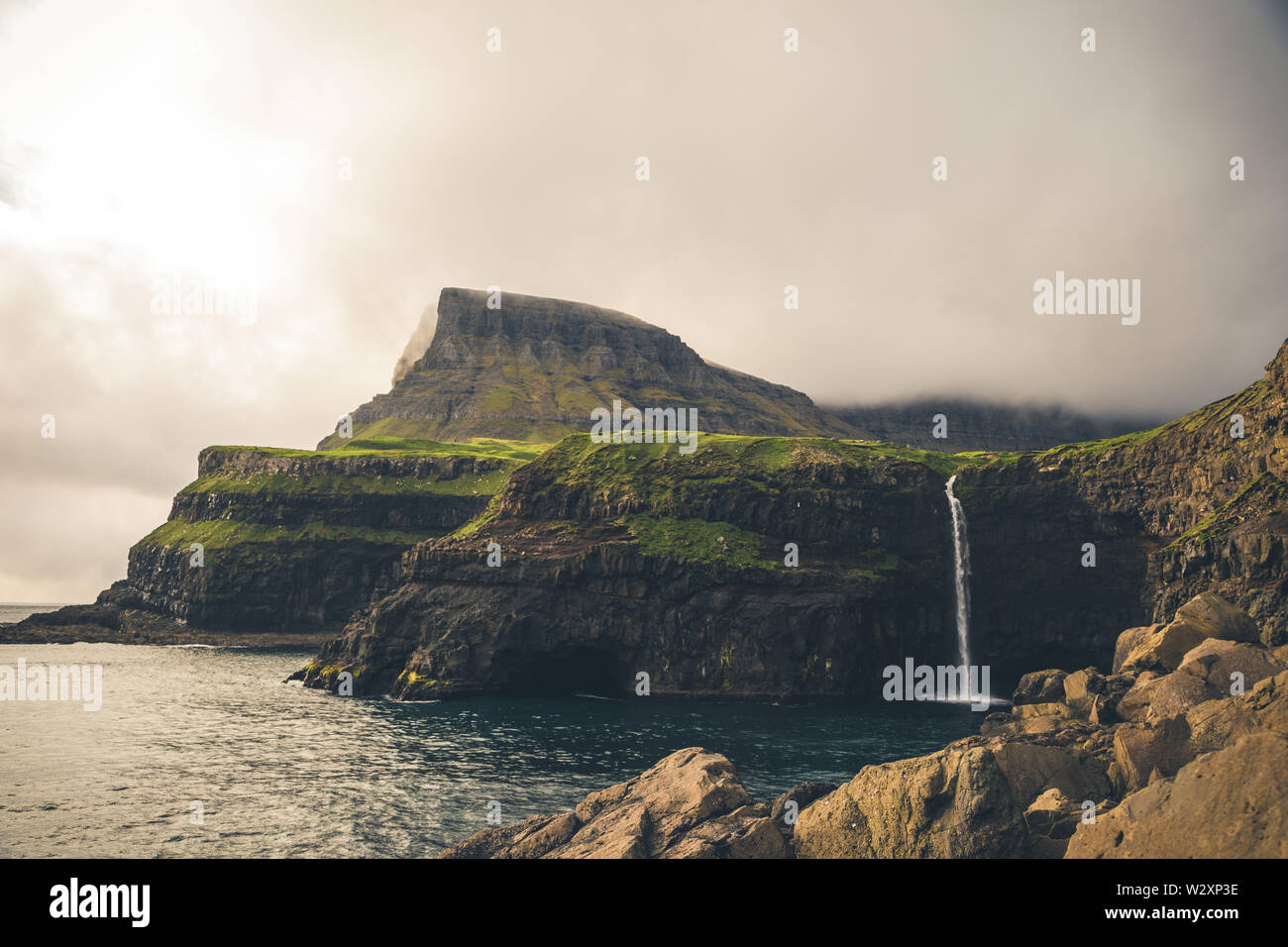 Gasadalur Dorf und schönen Wasserfall. Vagar, Färöer, Dänemark Stockfoto