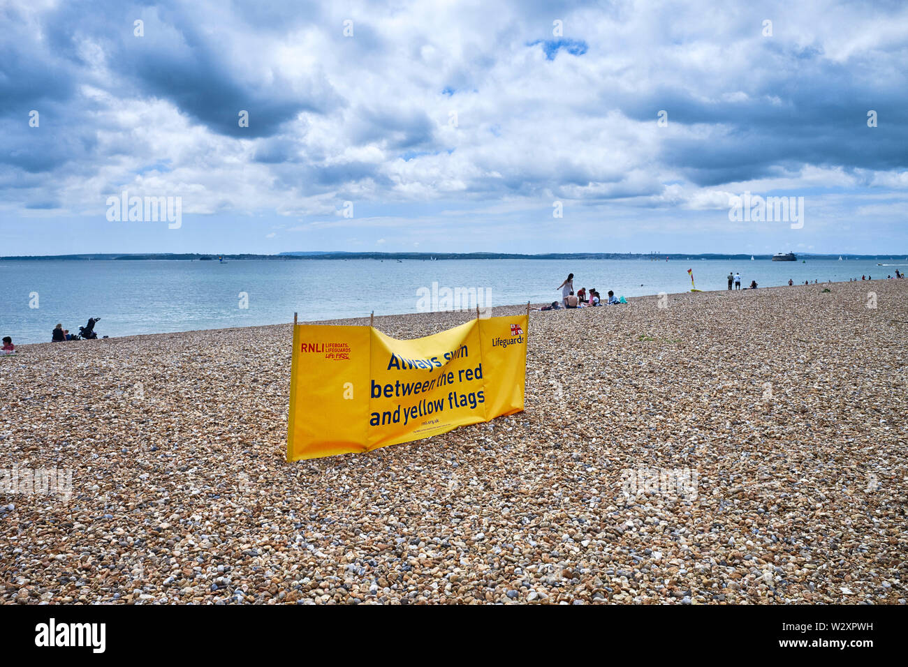 Dunkle Wolken über dem Strand von Southsea mit der rnli Zeichen für Rettungsschwimmer Stockfoto