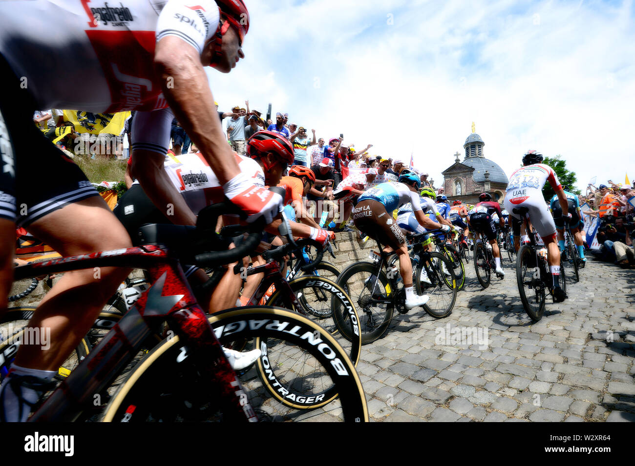 Radfahren, Tour de France, Grand Abfahrt in Brüssel, 1. Stufe. Das Peloton auf der Kult route Muur van Geraardsbergen. Stockfoto