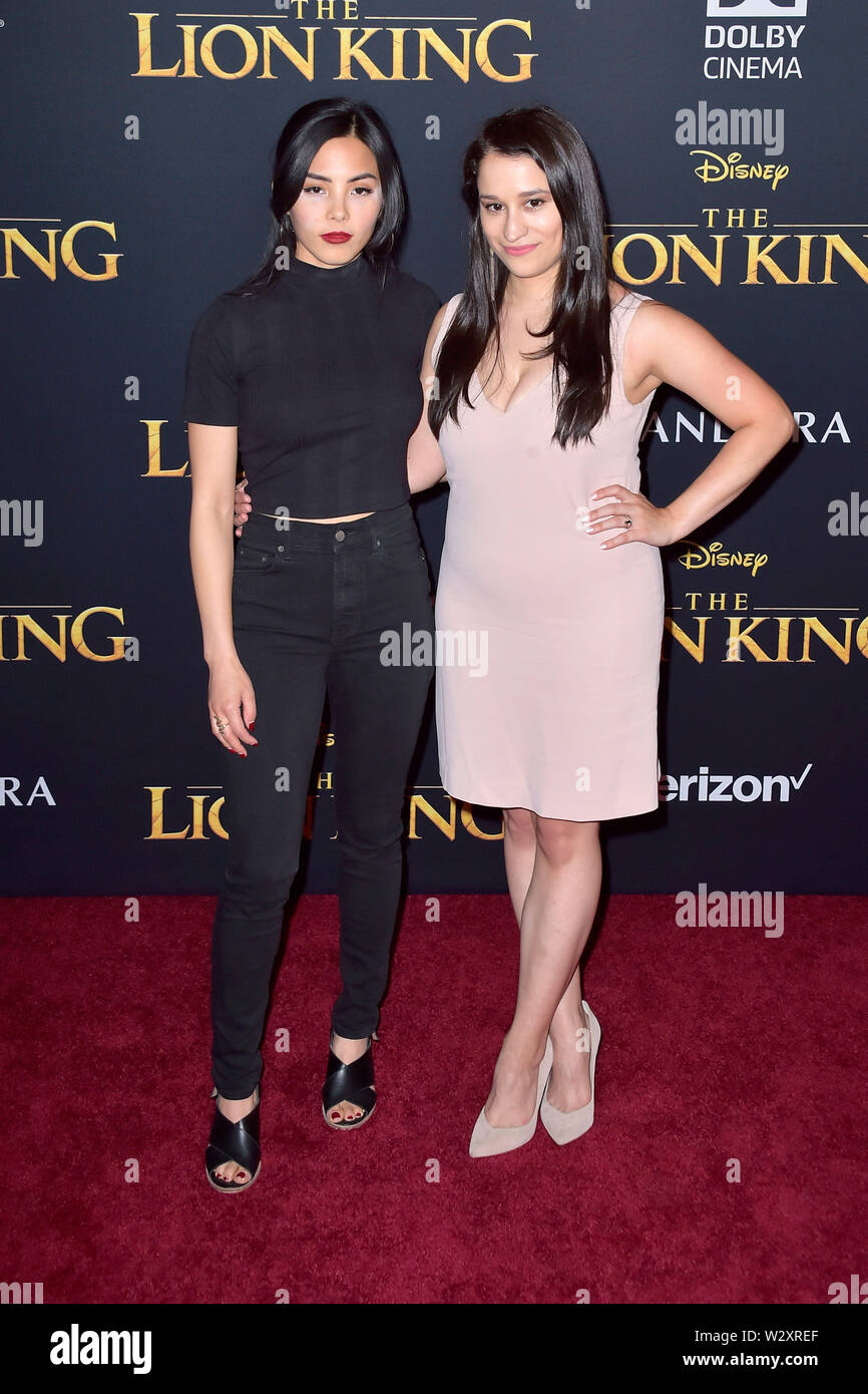 Anna Akana mit Begleitung bei der Weltpremiere des Films