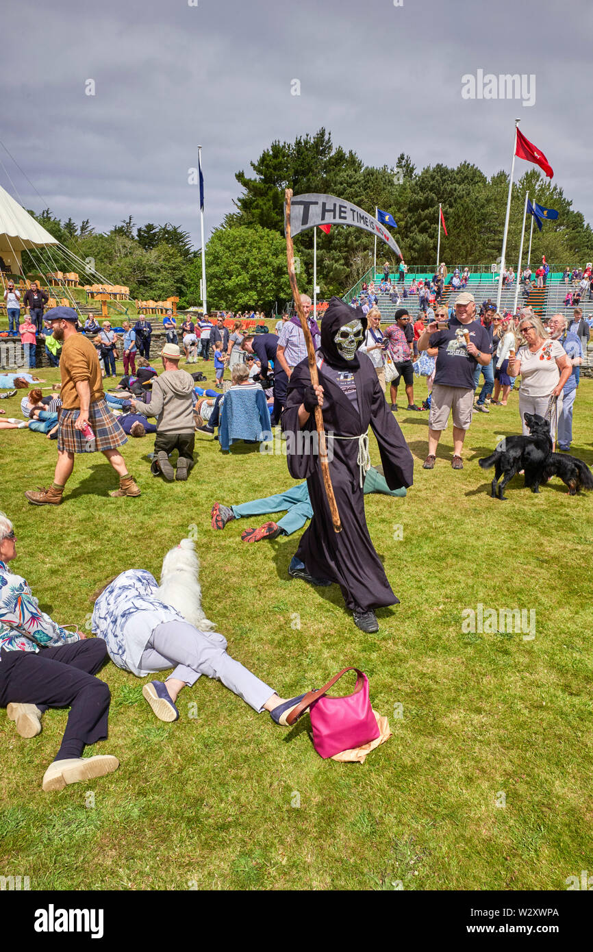 Der Sensenmann, das Tragen eines TT Rennen t-shirt Spaziergänge durch den Klimawandel Demonstranten an der Tynwald Day Zeremonie 5. Juli 2019 Stockfoto