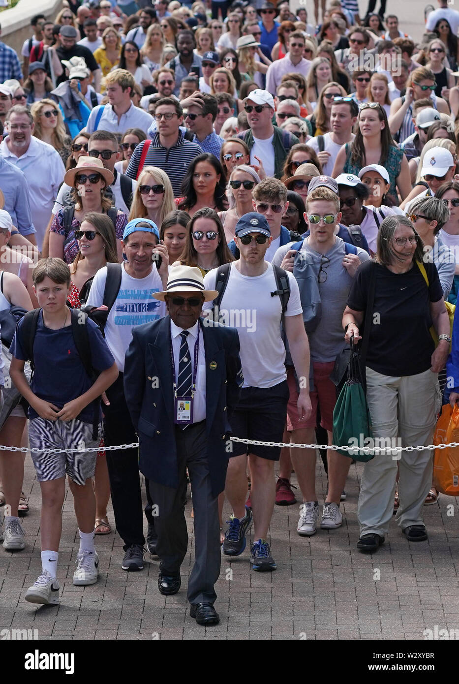 Zuschauer sind am Tag zehn der Wimbledon Championships in der All England Lawn Tennis und Croquet Club, London geführt. Stockfoto