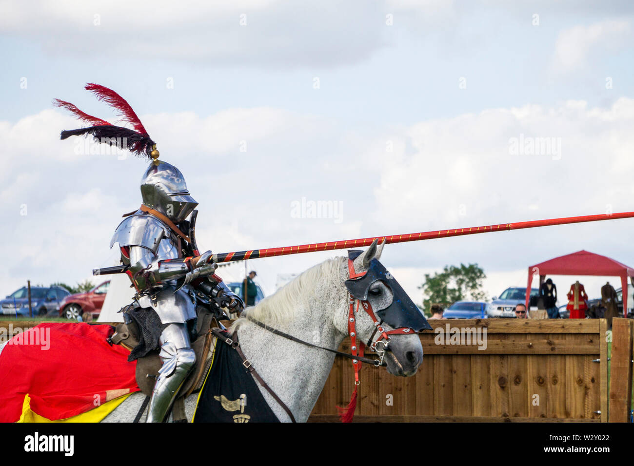 Brackley, Großbritannien - 7. Juni 2019: Menschen als mittelalterliche Ritter zu Pferd nehmen Sie teil an einem Wettbewerb gekleidet Ritterspiele Stockfoto