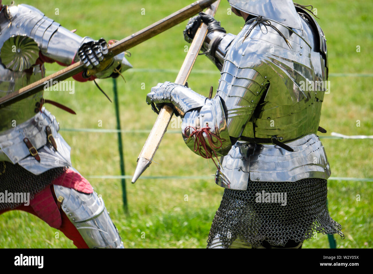 Zwei gepanzerte ritter -Fotos und -Bildmaterial in hoher Auflösung – Alamy