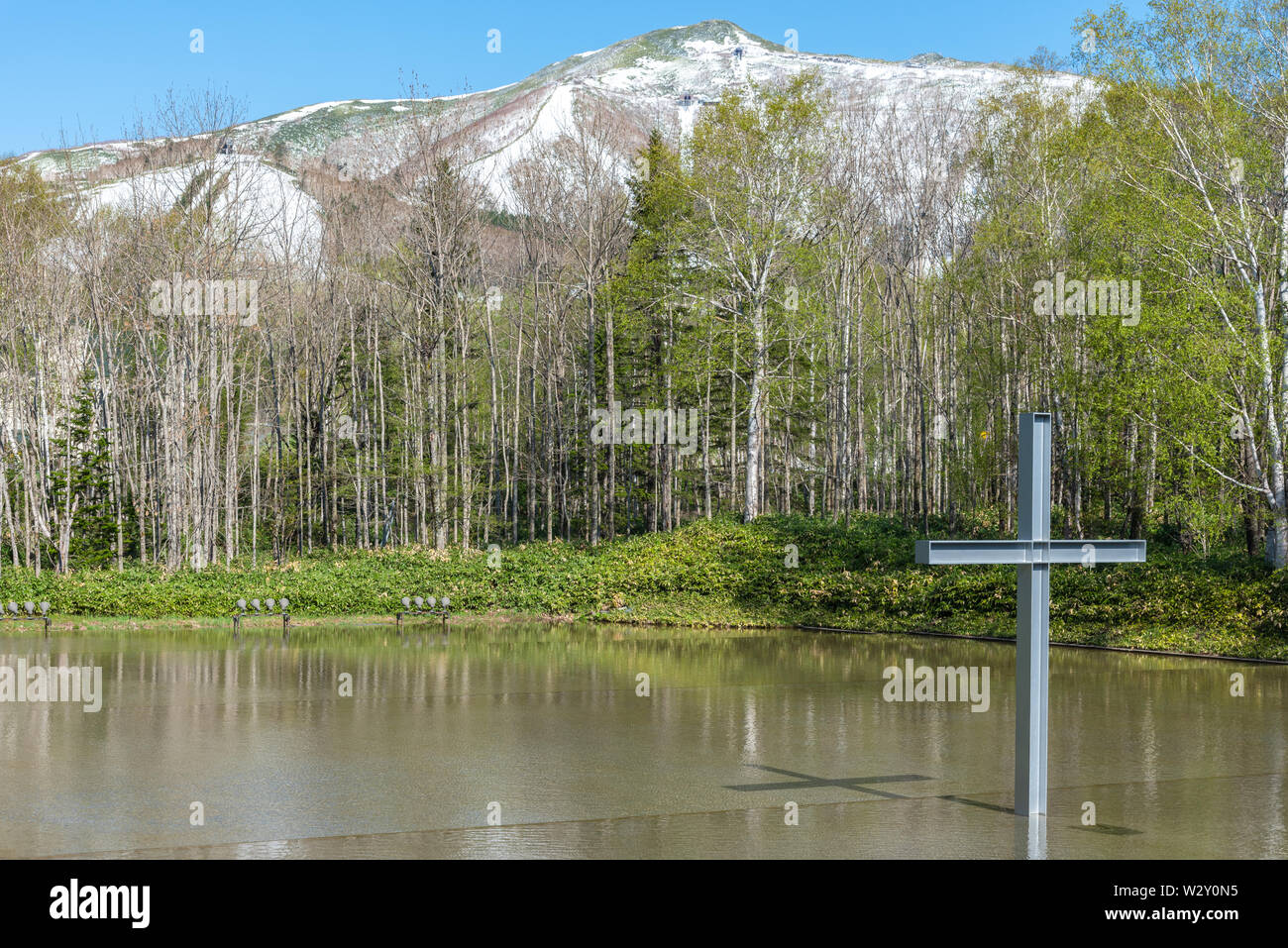 Kreuz auf dem Wasser mit einer umgekehrten Reflexion in einer wunderschönen Natur Wald Berg Hintergrund Stockfoto