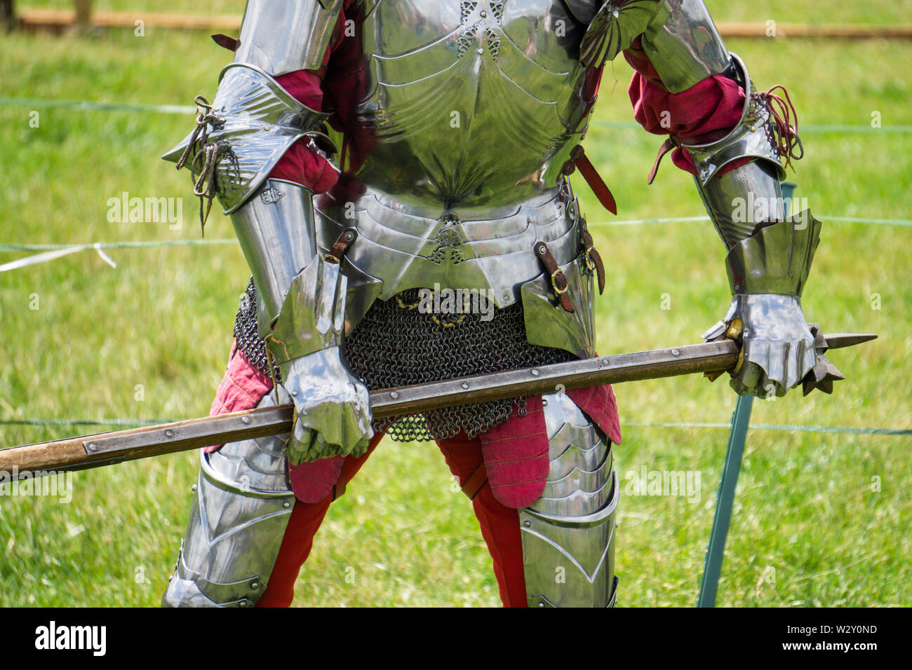 Eine mittelalterliche Ritter in amrour Holding eine Waffe Stockfoto