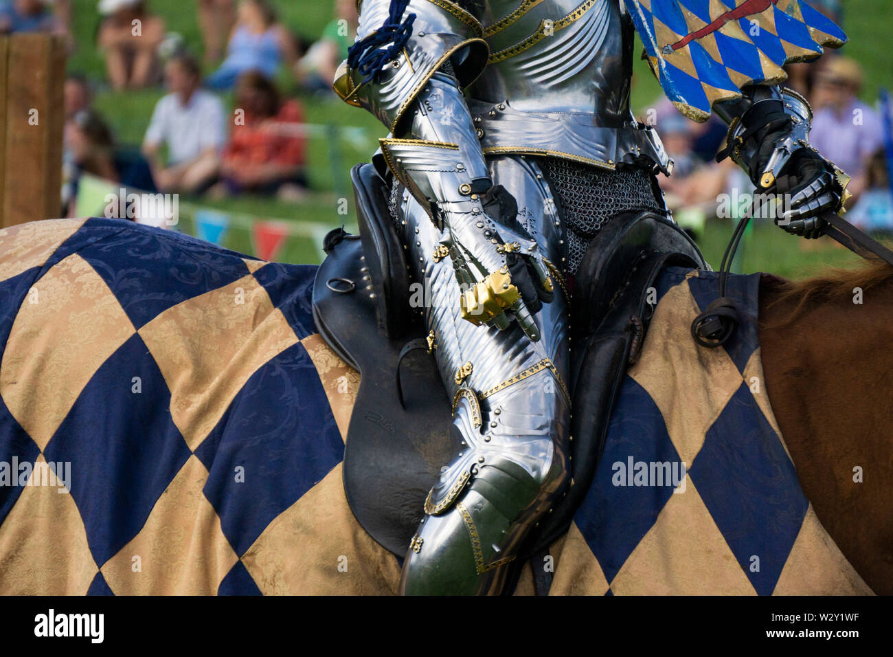 Eine mittelalterliche Ritter auf einem Pferd tragen glänzende Rüstung Stockfoto