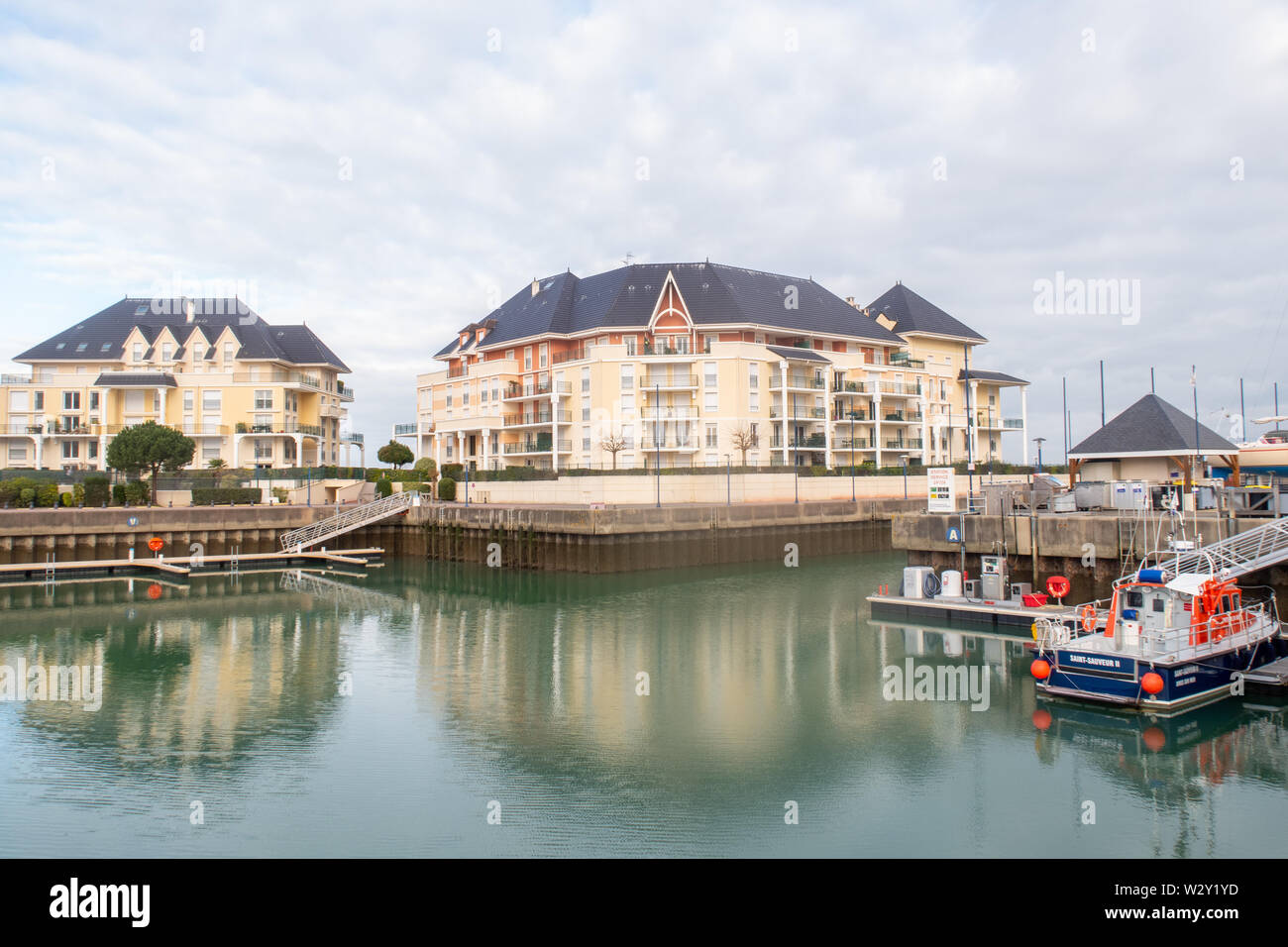Dives-Sur-Mer, Frankreich - 3. Januar 2019: Der Hafen, Boote, und Gebäude in Dives-sur-Mer Stockfoto
