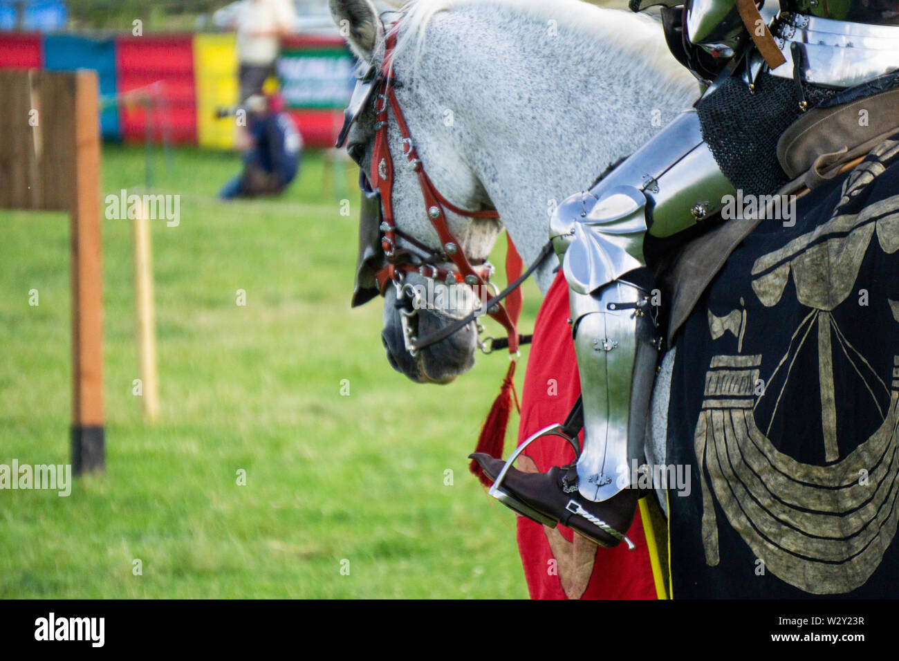 Eine mittelalterliche Ritter auf einem Pferd tragen glänzende Rüstung Stockfoto