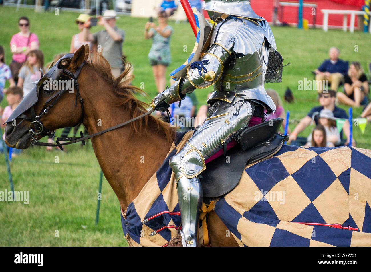 Eine mittelalterliche Ritter auf einem Pferd tragen glänzende Rüstung Stockfoto