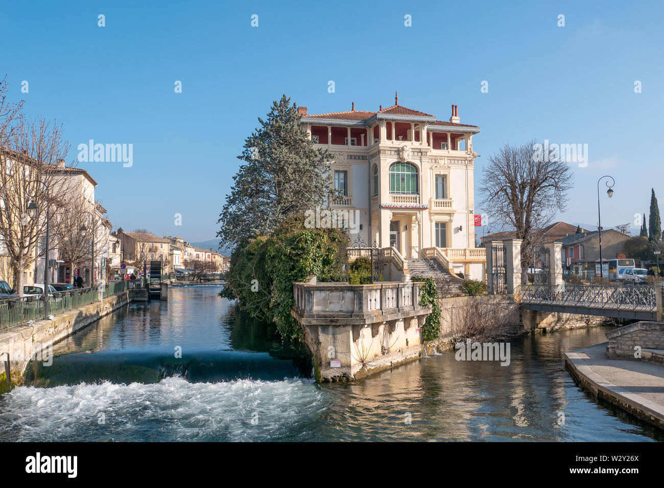 Lisle-Sur-La-Sorgue, Frankreich - 26. Juni 2019: sonnige Sommer morgen auf den Straßen und Kanäle der Stadt Stockfoto