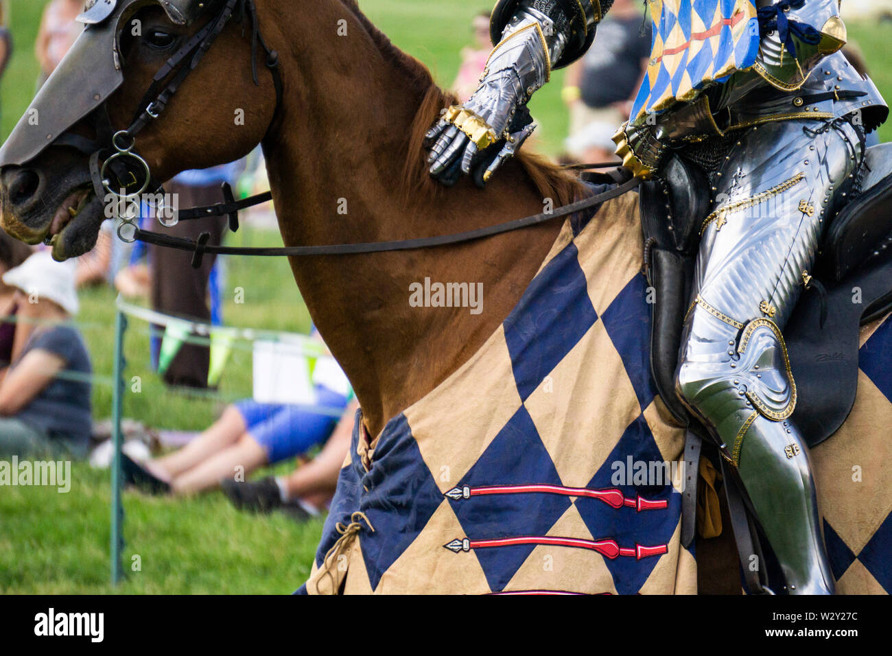 Eine mittelalterliche Ritter auf einem Pferd tragen glänzende Rüstung Stockfoto