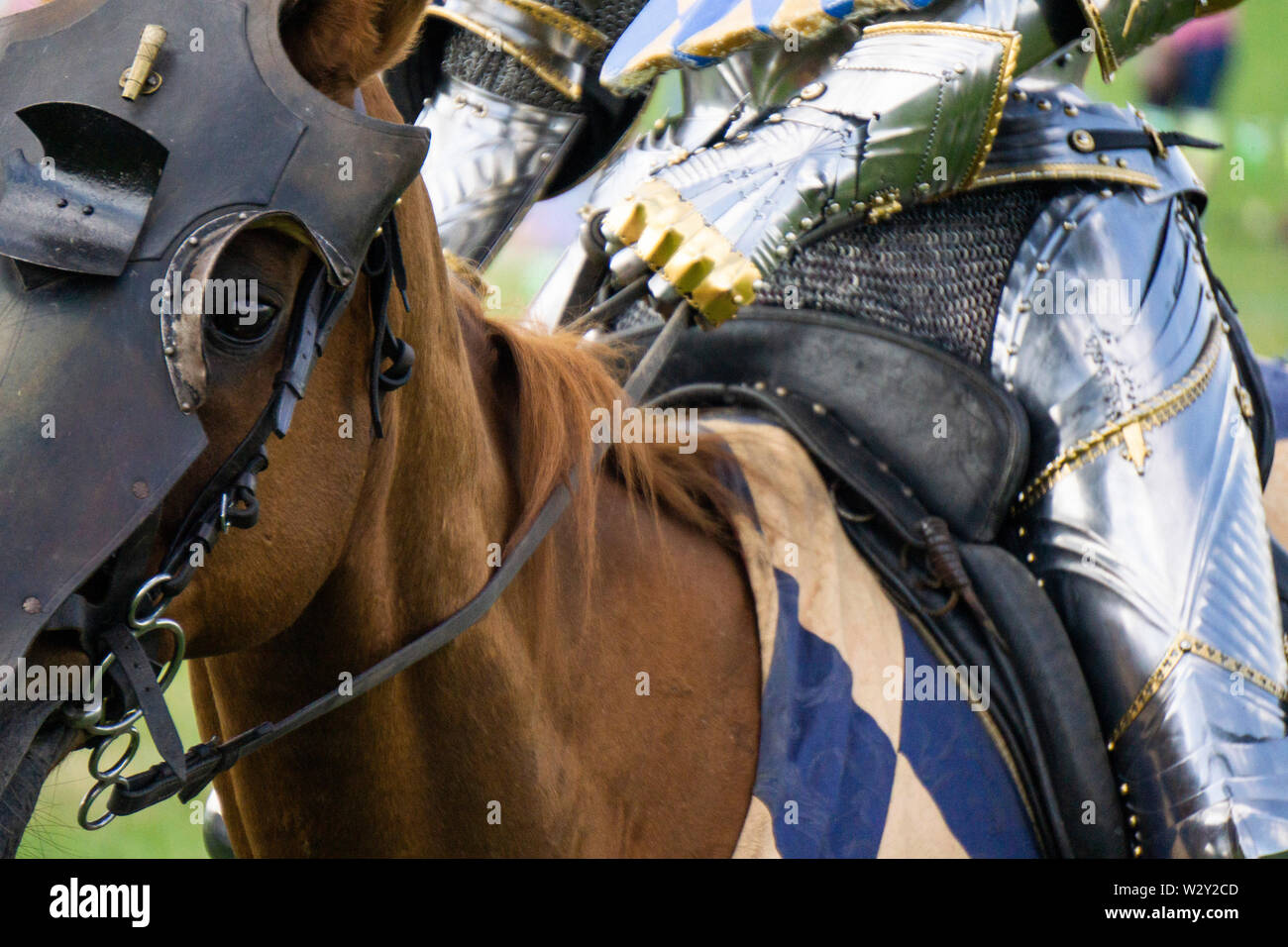 Eine mittelalterliche Ritter auf einem Pferd tragen glänzende Rüstung Stockfoto