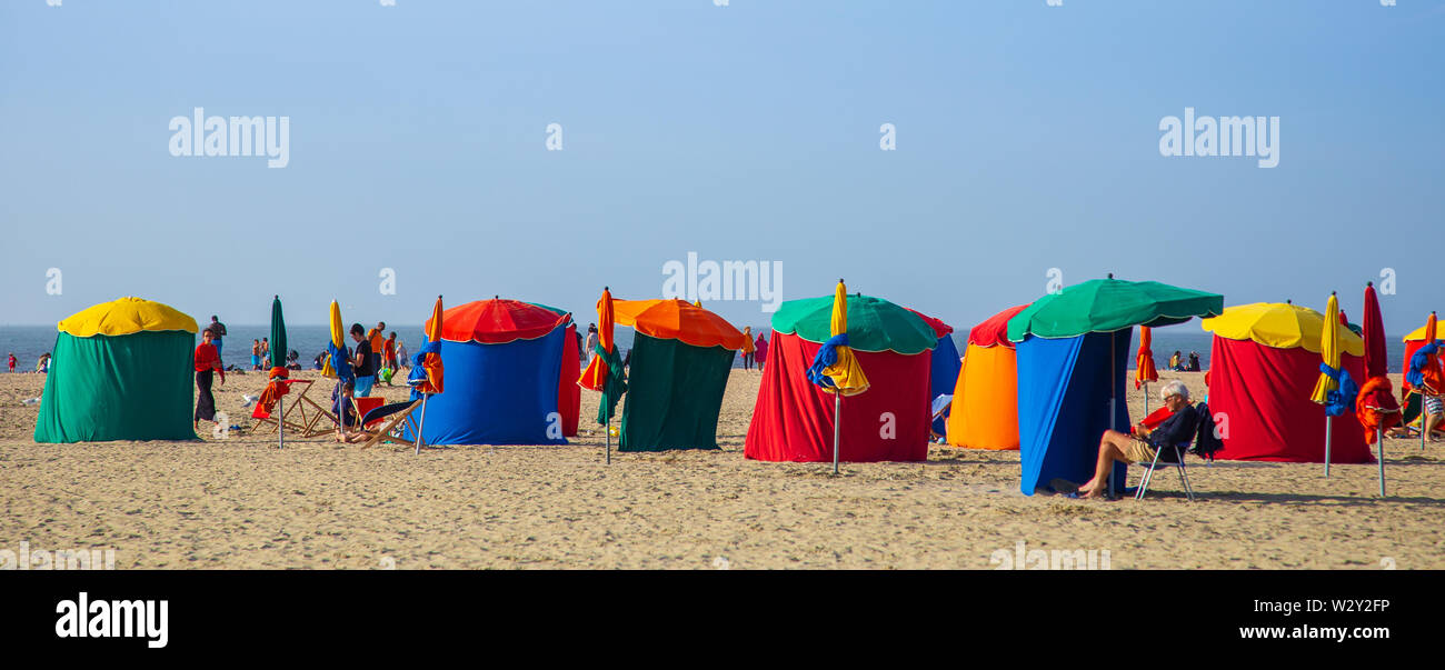 Deauville, Frankreich - 28. August 2018: Leute am Strand von Deauville mit seiner typischen Sonnenschirm an einem schönen Sommertag Stockfoto
