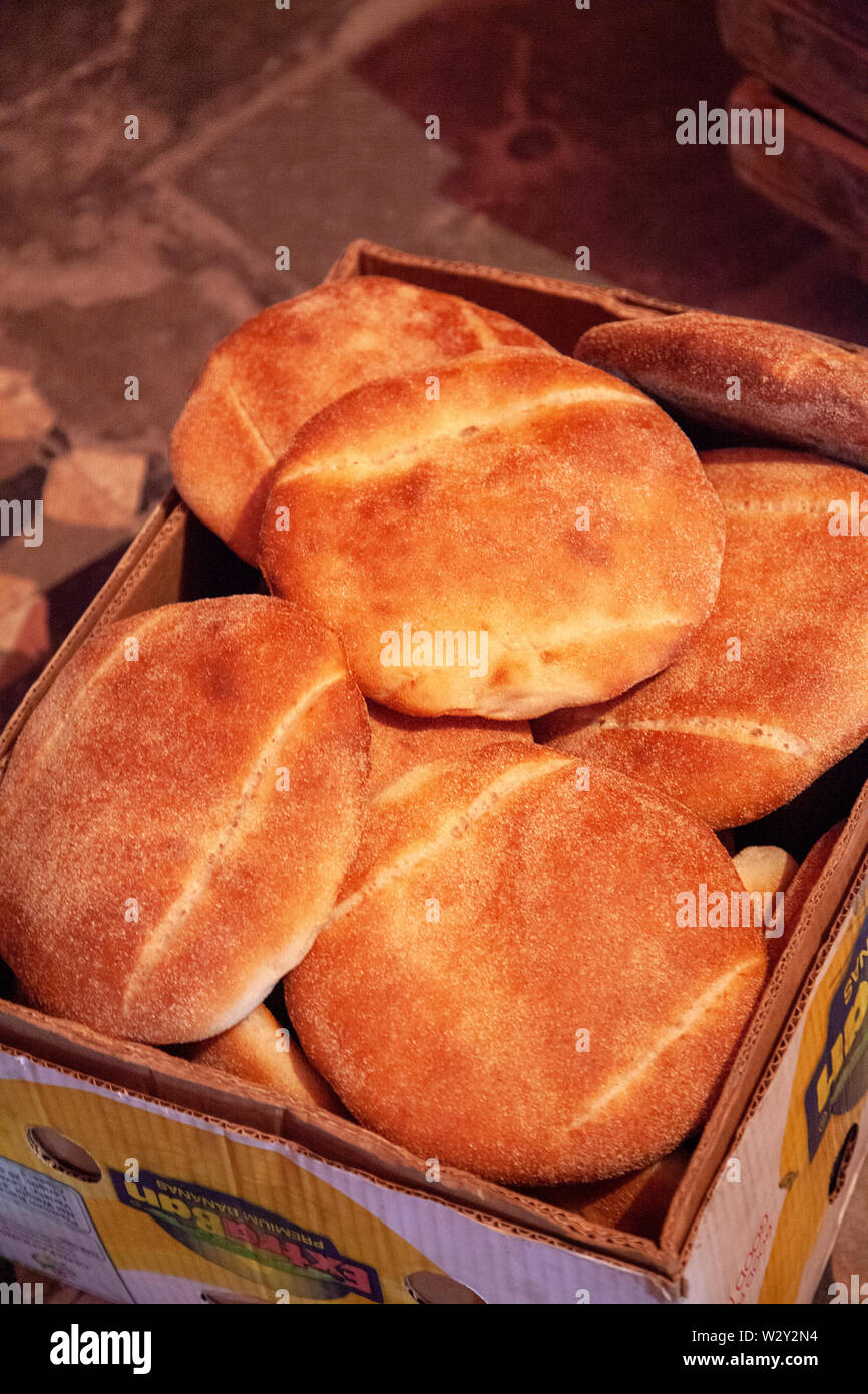 Gebackenes Brot aus traditioneller Ofen in Marrakesch, Marokko Stockfoto