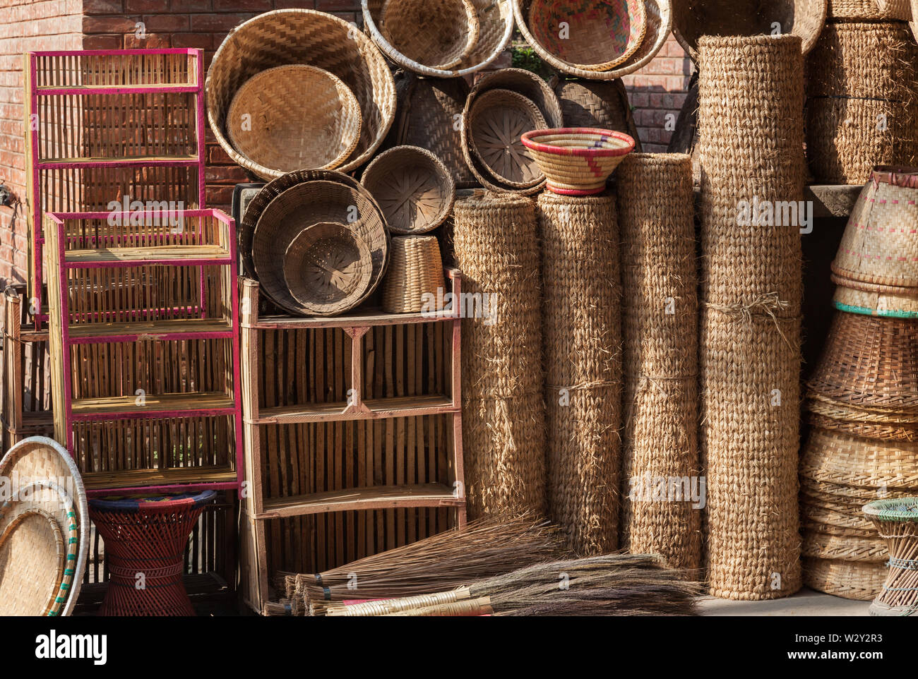 Körbe, Matten und Regale außerhalb eines Craft Shop in Kathmandu. Stockfoto Körbe, Matten und Regale außerhalb eines Craft Shop in Kathmandu. Stockfoto