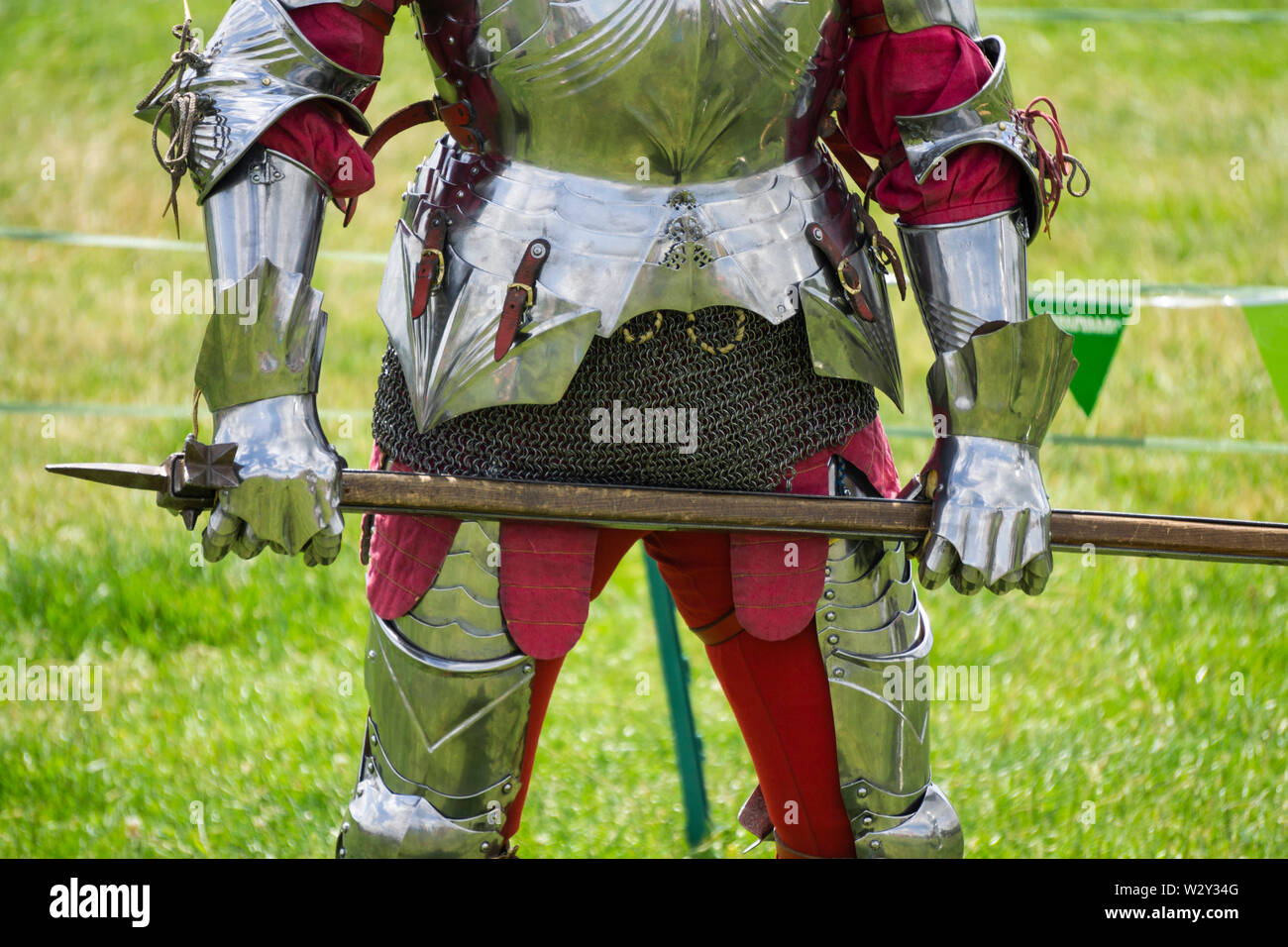 Eine mittelalterliche Ritter in amrour Holding eine Waffe Stockfoto