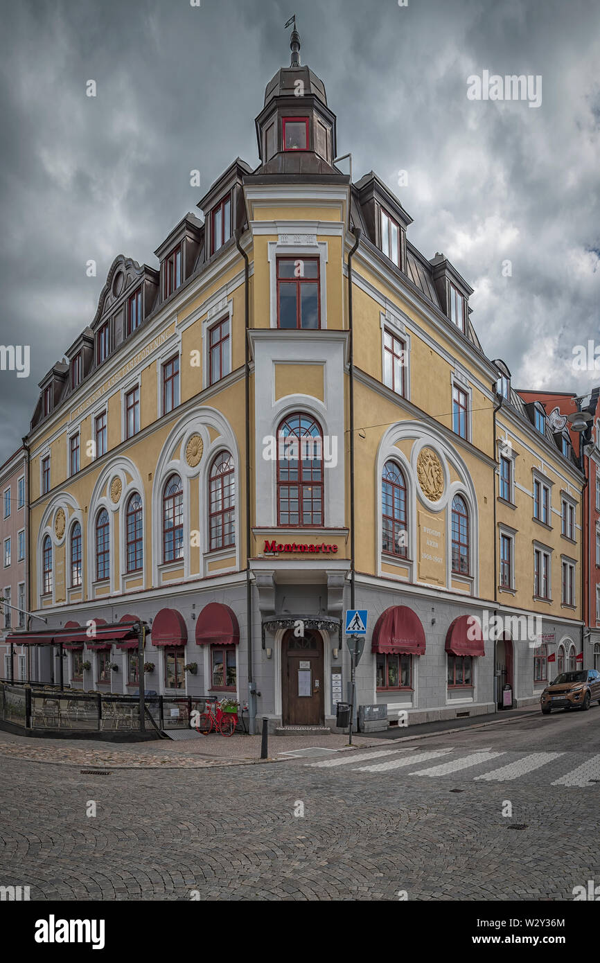 KARLSKRONA, SCHWEDEN - 03 Juli, 2019: Ein Art Deco Gebäude an der Ecke einer Straße in Karlskrona in Schweden. Stockfoto