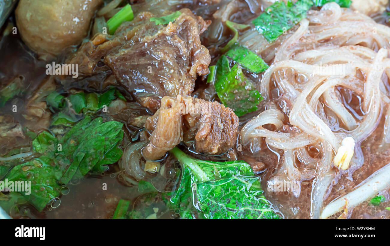 Würzige Nudelsuppe mit Rindfleisch, Frikadellen und Gemüse. Stockfoto