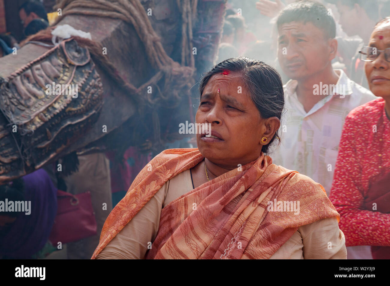 Die Frauen, die am Rato Machindranath Chariot Festival in Kathmandu Stockfoto